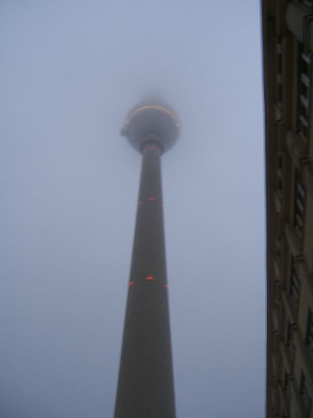 Der Berliner Fernsehturm im Morgennebel
